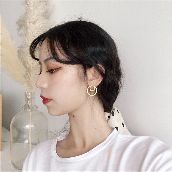 PERRI ✨ Matte Gold Hammered Metal Circle Studs - Picture 4 of 4